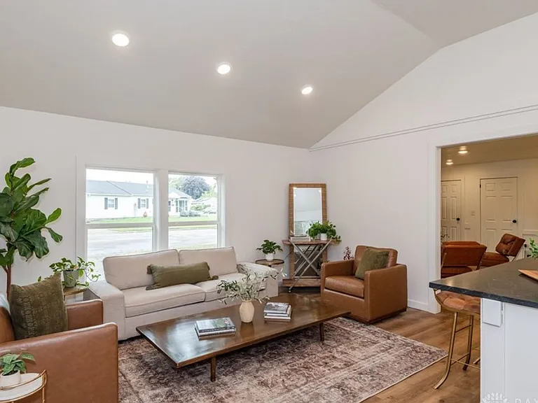 457 Marchmont Dr — Photo 10
