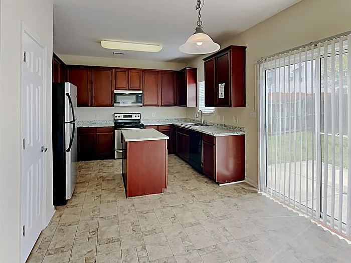 815 Reigate Rd — Photo 8
