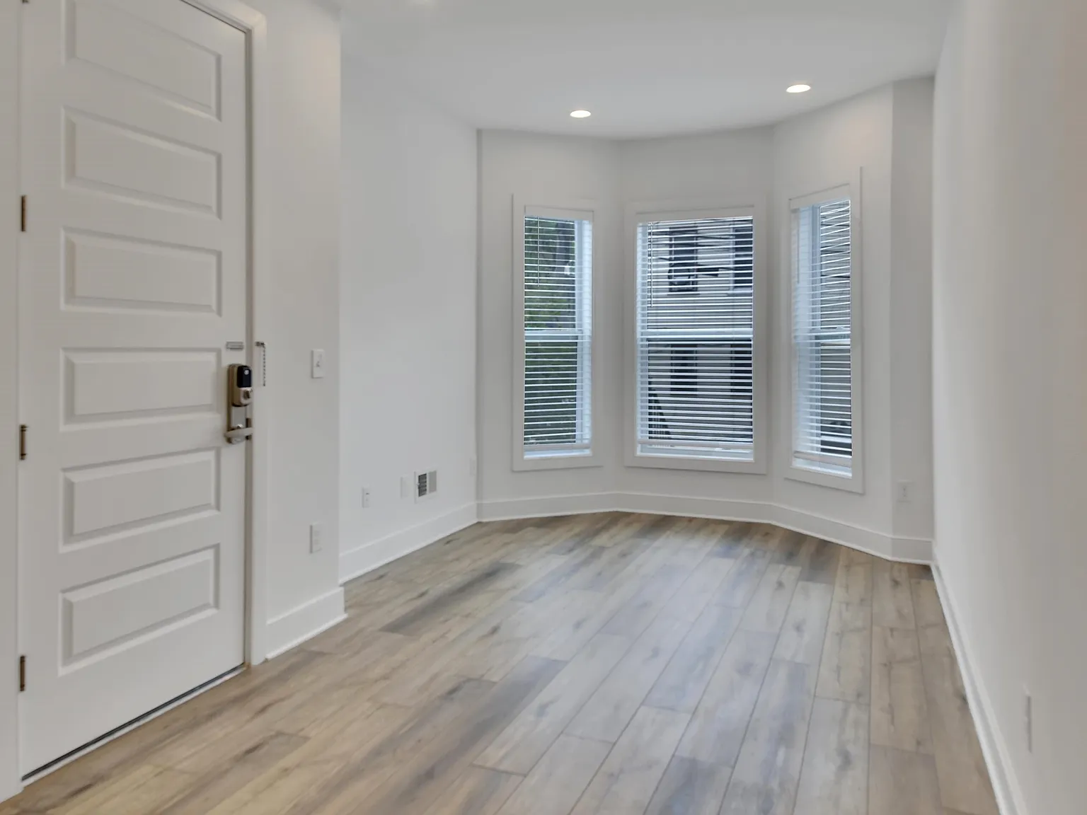 3 bed, 2.5 bath, 1200 sqft, $3,750 — Photo 2