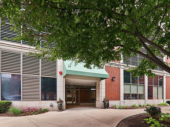 3rd image of 1717 S Prairie Ave APT 1010