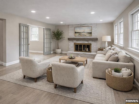 2nd image of 850 Ridgewood Ave