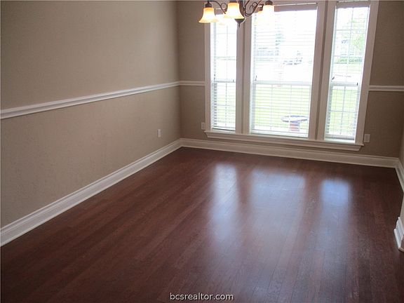 3rd image of 324 Agate Dr