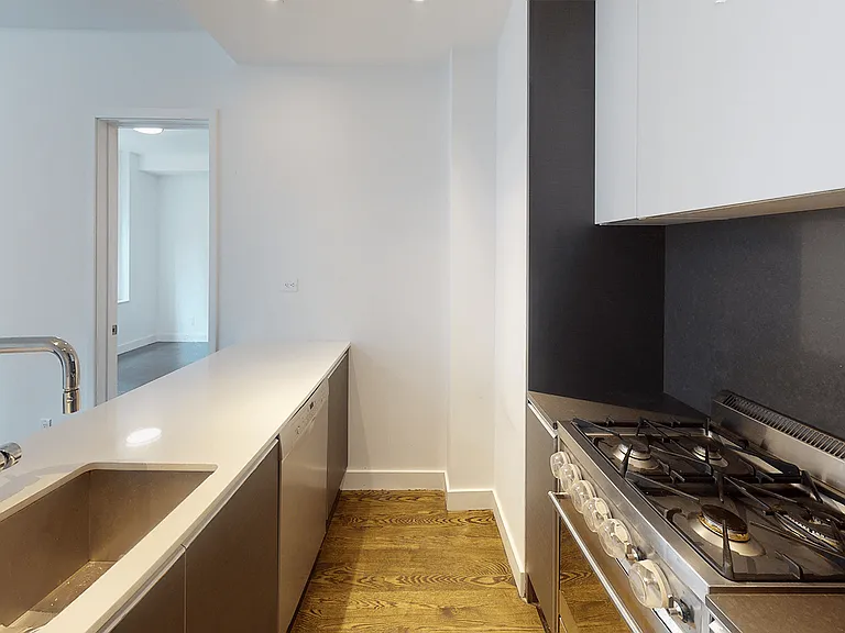 666 W End Ave #6U — Photo 3