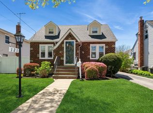 121 Camp Ave, Merrick, NY 11566