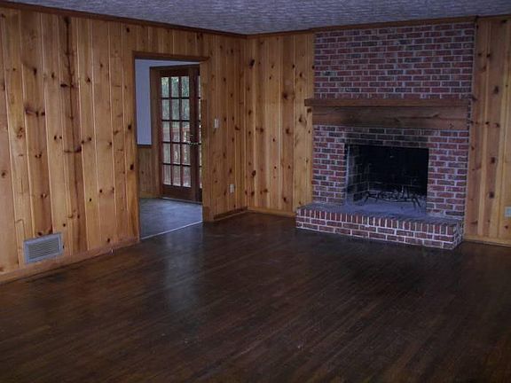 living room w/ fireplace