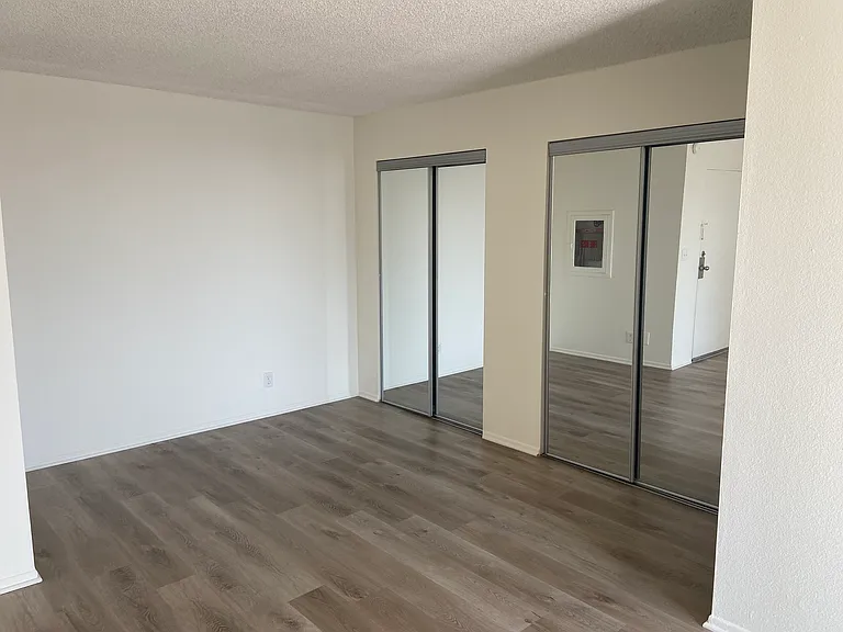 Barry Apartments — Photo 11