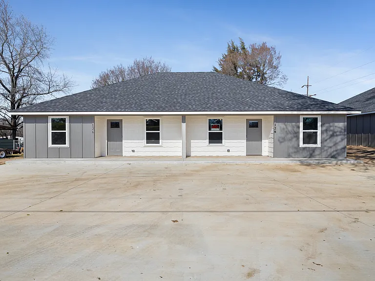 126 E Pine St — Photo 1