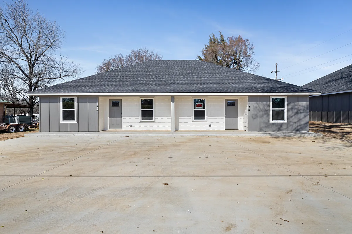 Building Photo - 136 E Pine St