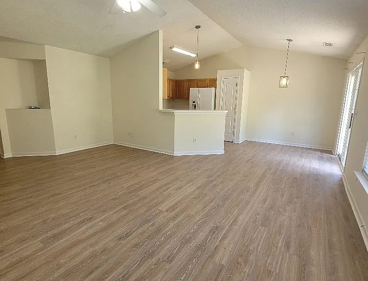 328 Highgate Cir — Photo 2