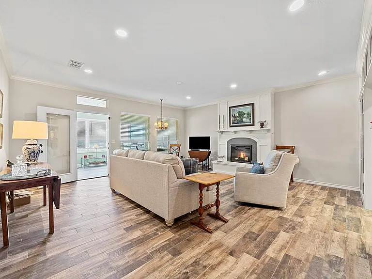 1008 Edinburgh Dr — Photo 9