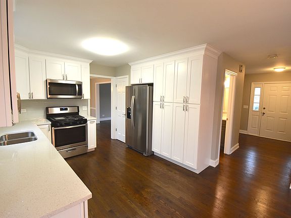 4th image of 2360 Waterbury Cir