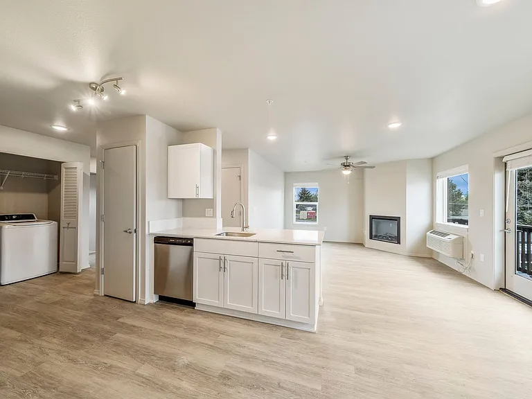 Leasing Special: $500 off 1 Month's Rent plus $1000 Standard Security Deposit! — Photo 17