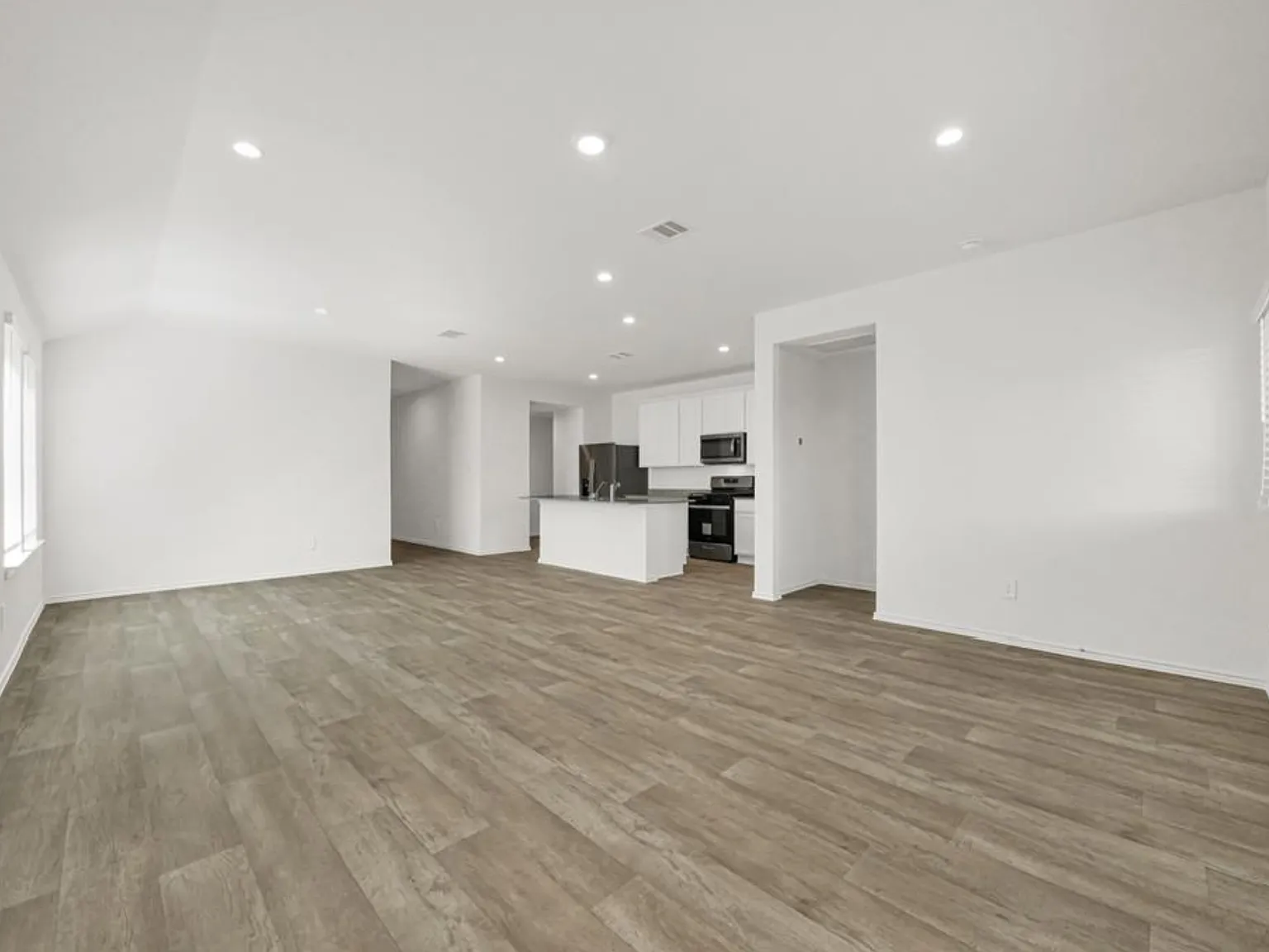 3 bed, 1595 sqft, $2,100 — Photo 3