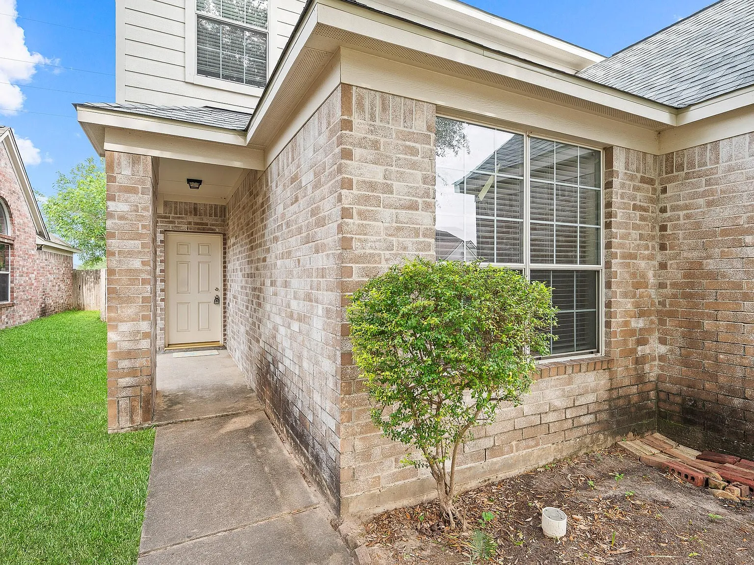 4 bed, 2.5 bath, 2660 sqft, $2,300 — Photo 4