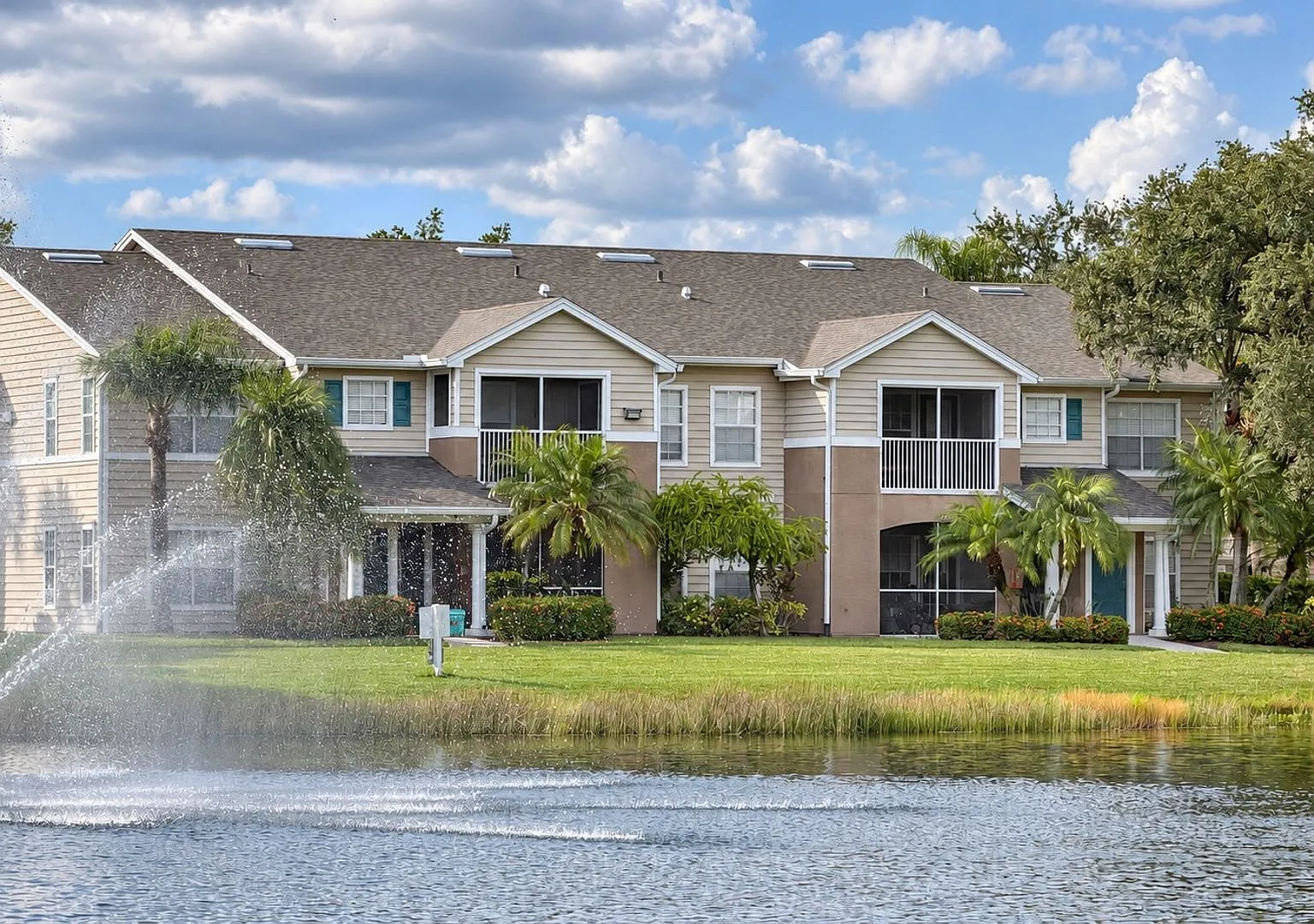 Luxury 2 bedroom 2 bathroom condo with lake views in Lakewood Ranch — Photo 1
