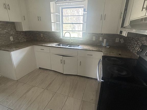 4th image of 1388 Adrian Ln