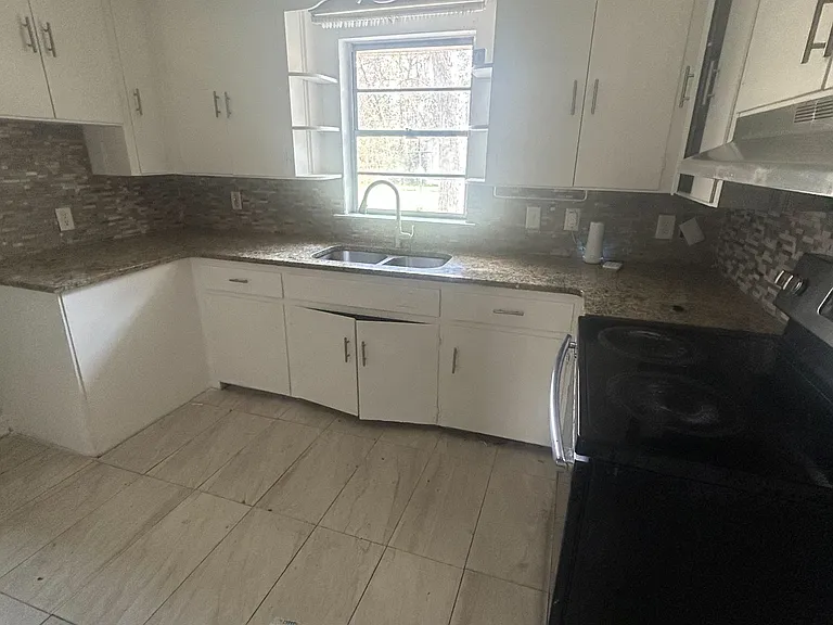 1388 Adrian Ln — Photo 4