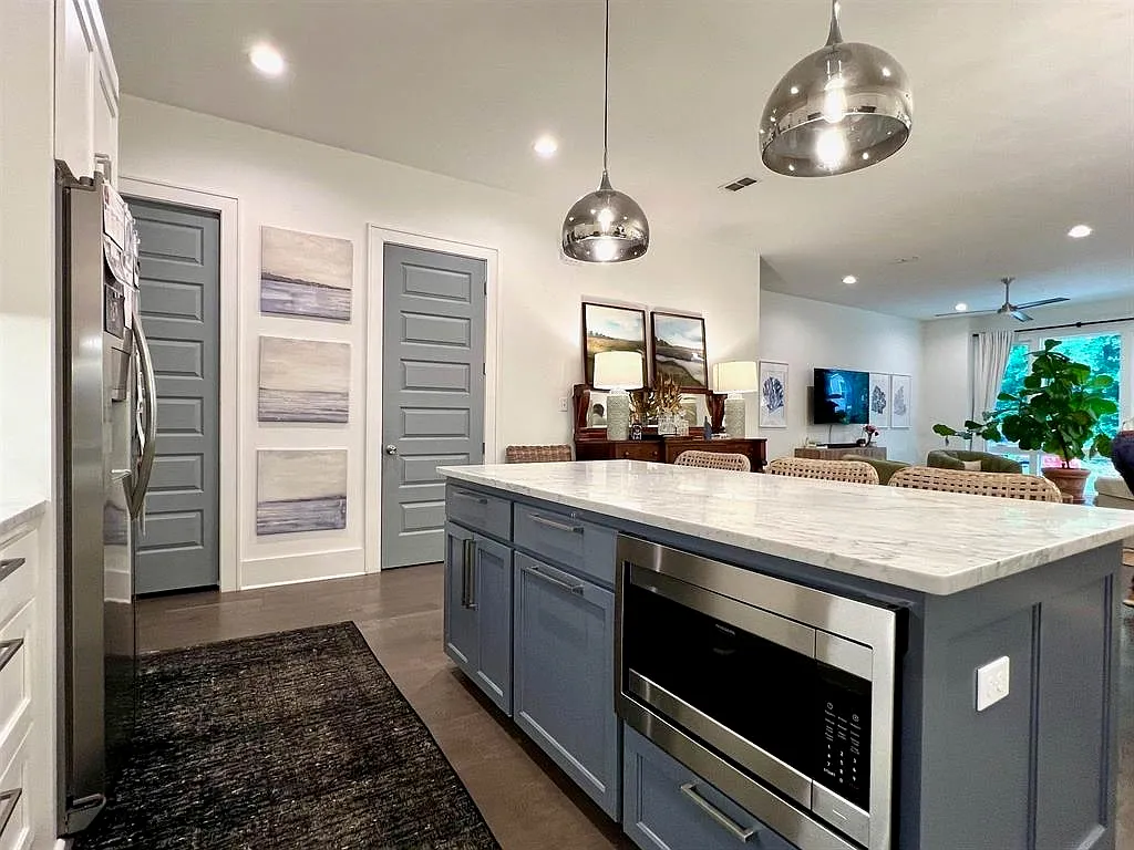 3 bed, 2.5 bath, 2026 sqft, $3,600 — Photo 3
