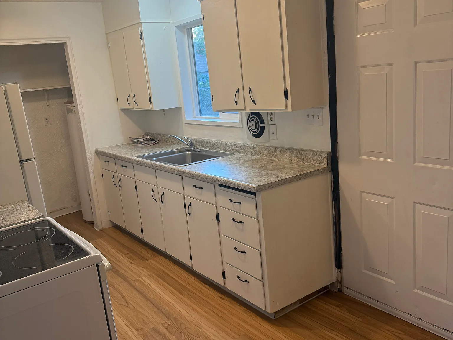 2 bed, 850 sqft, $1,300 — Photo 2