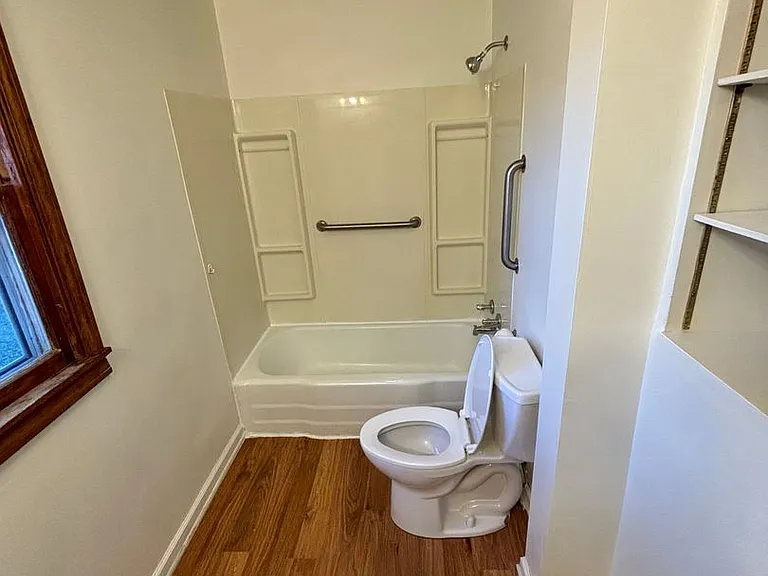 510 Vaughn St — Photo 3