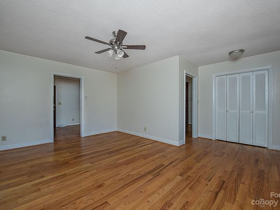 5th image of 136 Hillcrest St