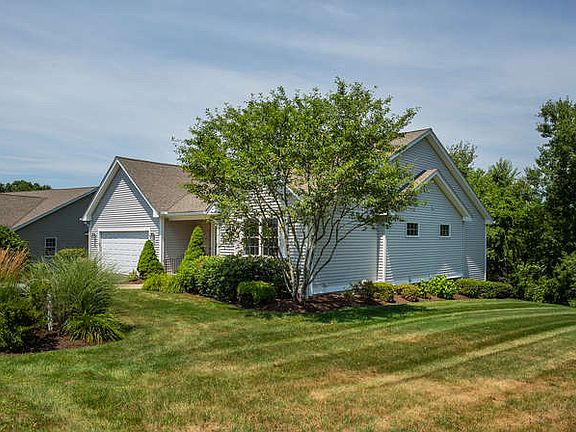3rd image of 5 Watch Hill Dr
