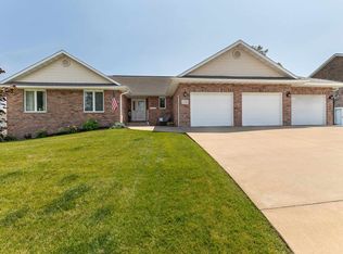 2540 Willow Brook Dr, Dubuque, IA 52002