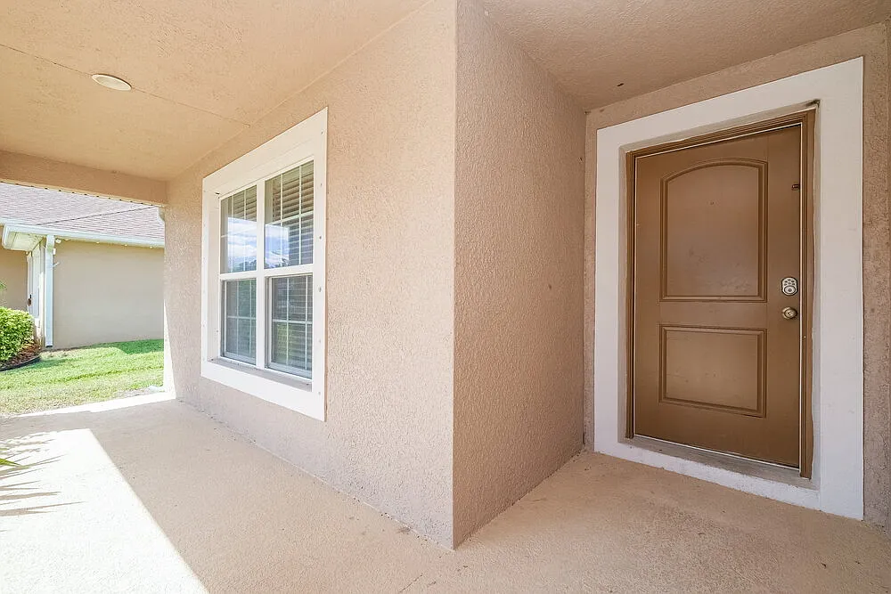 3 bed, 2.0 bath, 1978 sqft, $2,010 — Photo 3