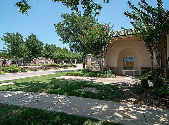 3rd image of 1301 Arboledas Ln