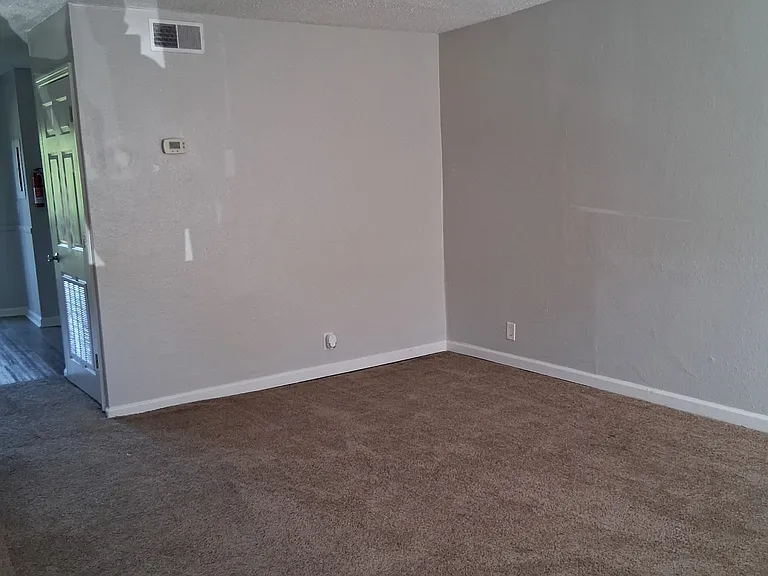 1053 Harold Dr — Photo 2