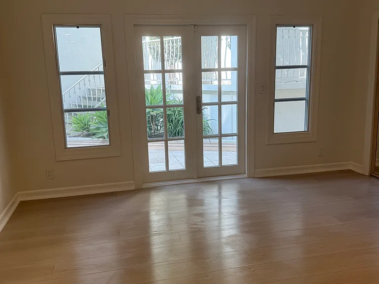 2618 N Vermont Ave — Photo 3