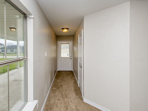 4th image of 23598 Wellington Ave