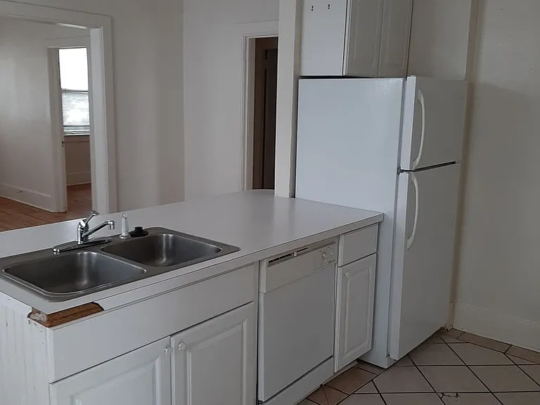 College Housing - 4 bedrooms — Photo 7