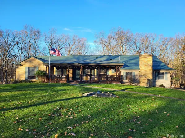 12399 White Lake Rd, Fenton, MI 48430