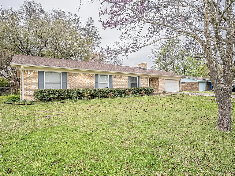 204 Jill Ln — Photo 1