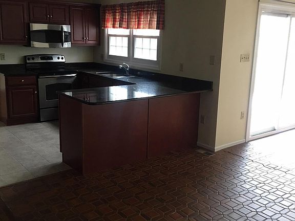 open kitchen with eat in kitchen area