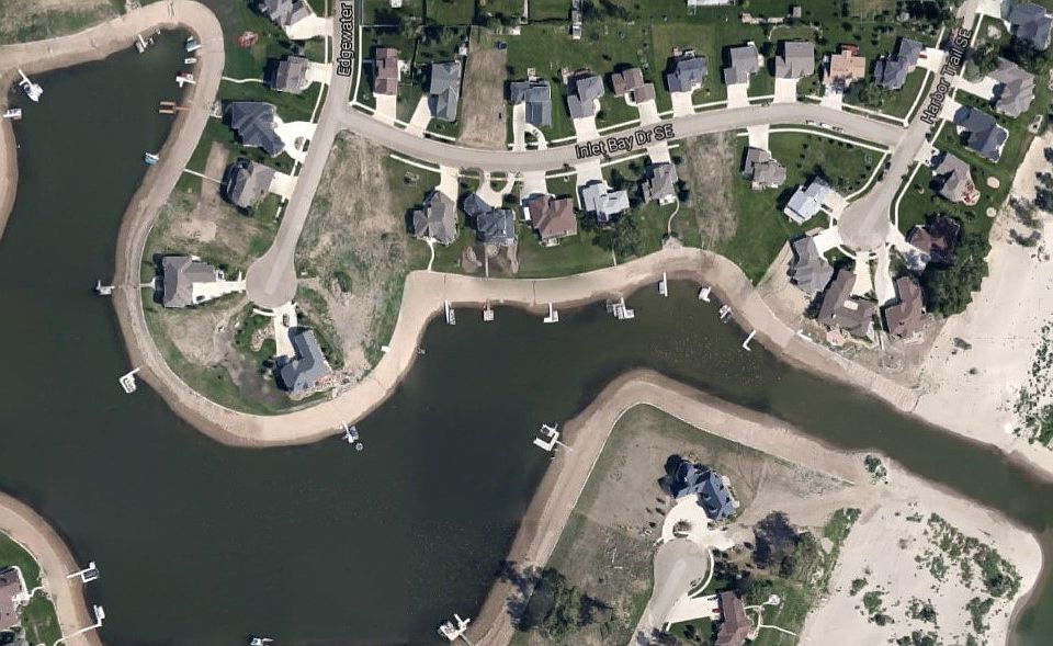 2nd image of 4004 Edgewater Pl SE