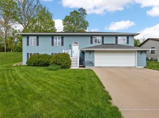 142 Red Fox Rd SE, Cedar Rapids, IA 52403