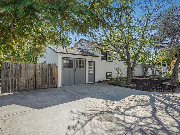 3rd image of 705 Live Oak Ave
