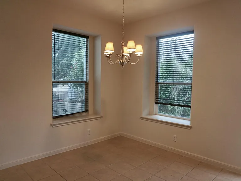 2305 Nestlewood Dr — Photo 6