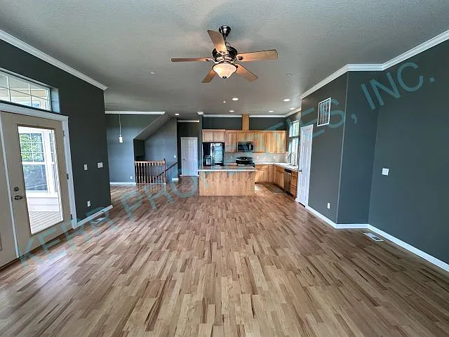 The First Full Month's Rent Is Free! Charming 3-Bedroom Tri-Level Retreat In Estacada With Spacio... — Photo 4