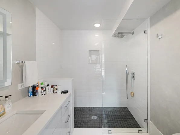 240 East 55th Street image 11 of 19