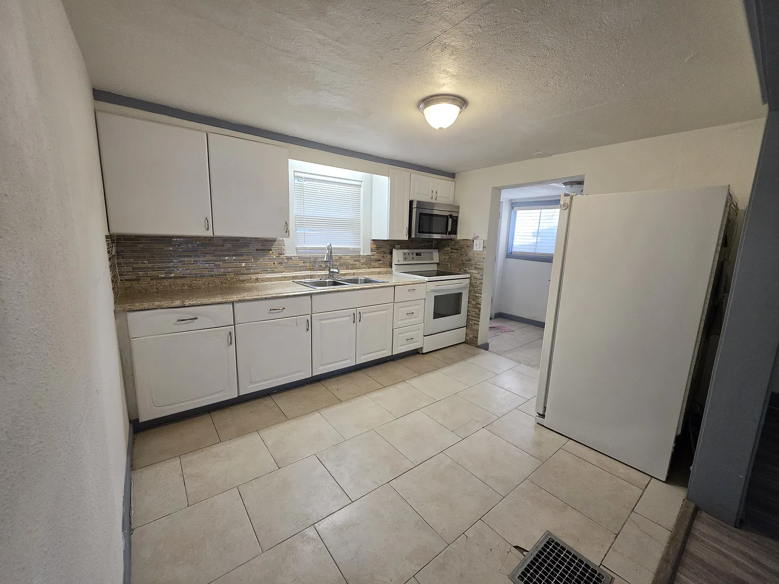 3 bed, 988 sqft, $1,350 — Photo 4