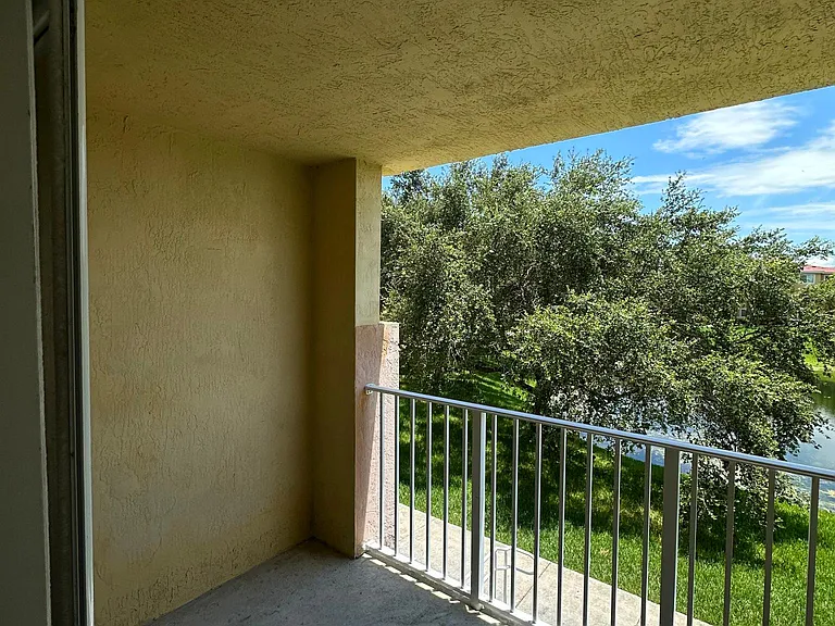 21050 SW 87th Ave #208 — Photo 2