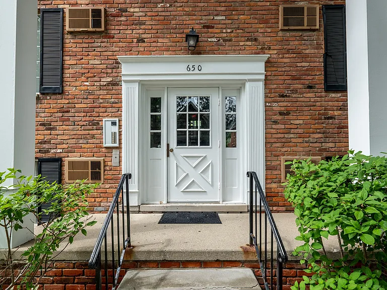 Hartford Place Apartments — Photo 2