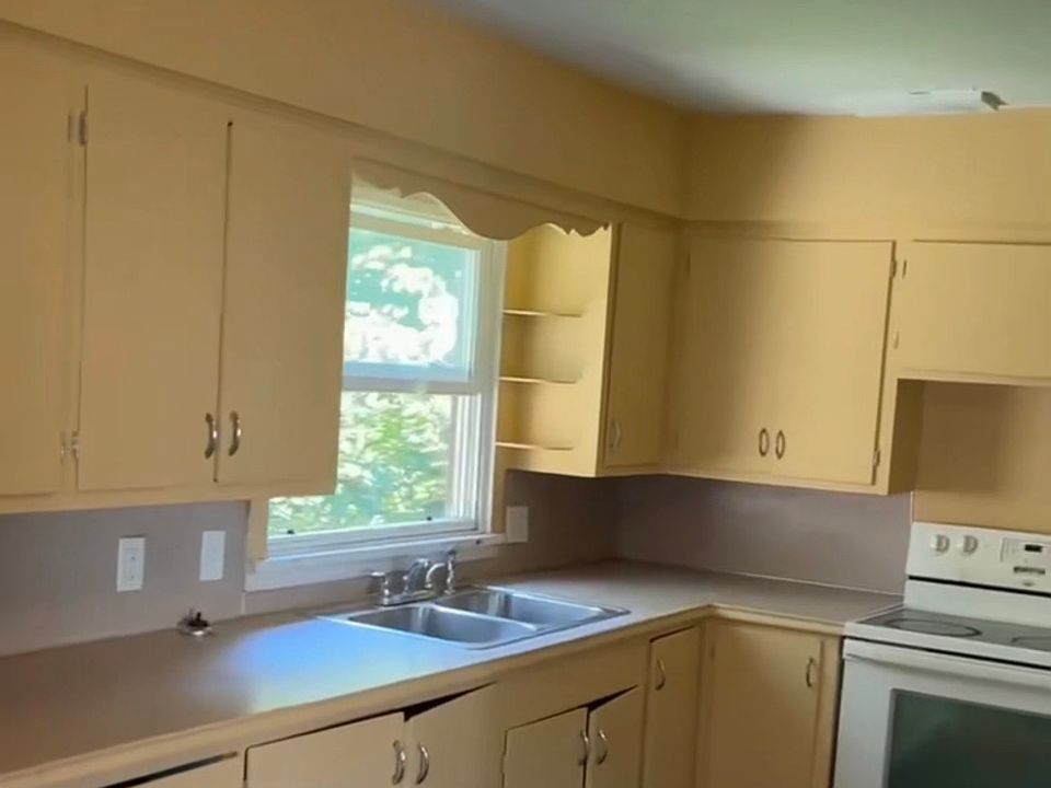 2nd image of 4248 Erskine St #1