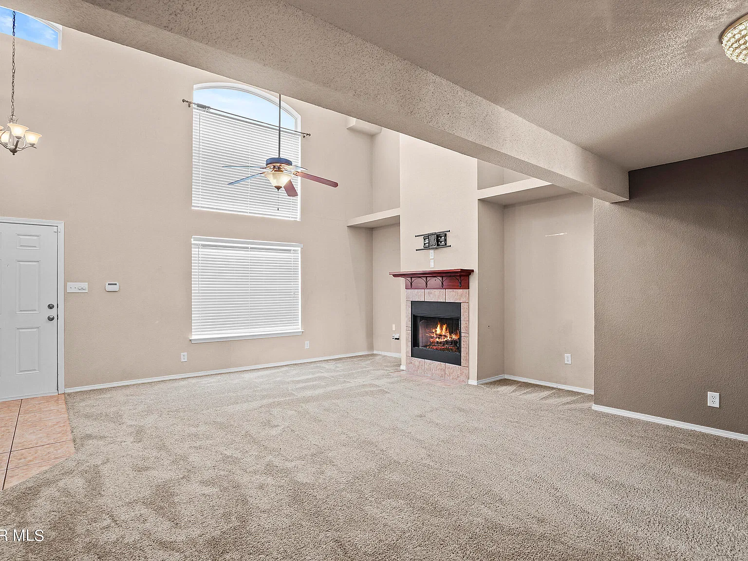 5 bed, 2.0 bath, 1994 sqft, $2,000 — Photo 4