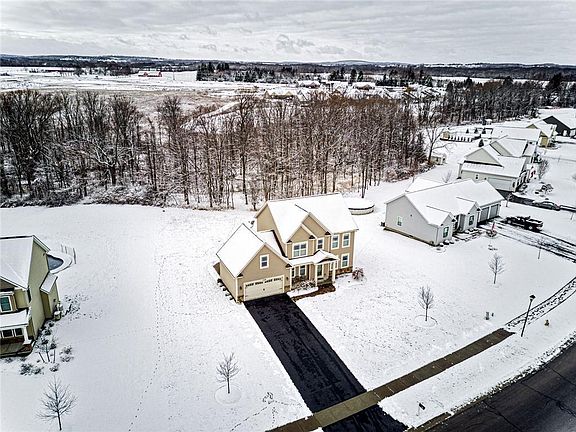 4th image of 1774 Estate Dr