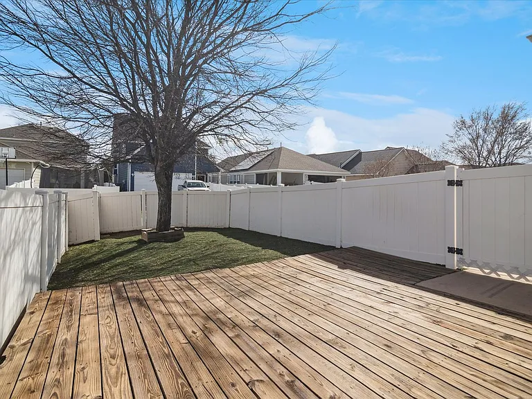 1116 Charleston Ln — Photo 25