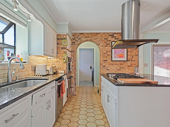 5th image of 1013 Troon Dr E